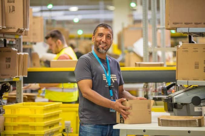 Amazon Mitarbeiter/in, Copyright Amazon | Foto: Marcus Schlaf