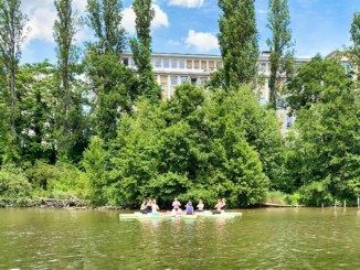 Arbeitskollegen mit Boot auf dem Main in Frankfurt