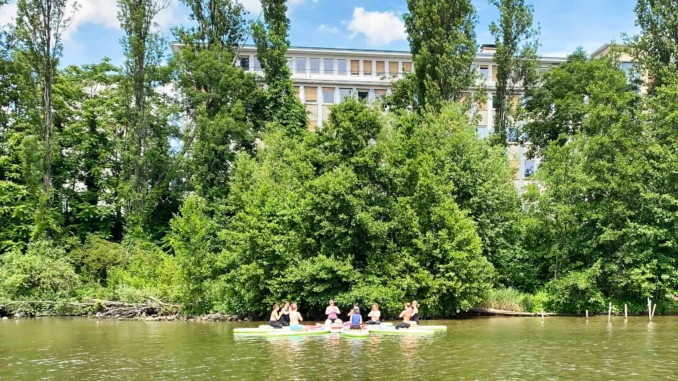 Arbeitskollegen mit Boot auf dem Main in Frankfurt