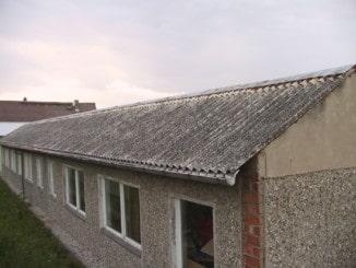 Dach aus Asbestzement-Dachwellplatten