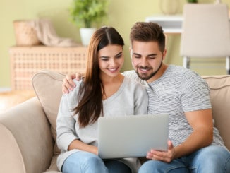 Junges Paar vergleicht Kredite online