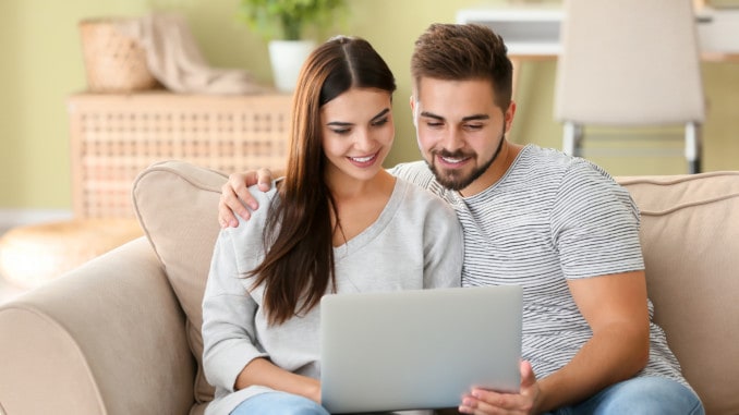 Junges Paar vergleicht Kredite online