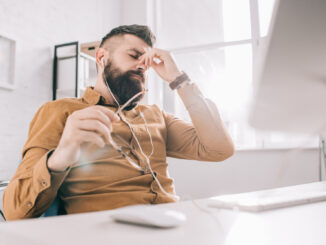 Erschöpfter Unternehmer der eine Auszeit braucht