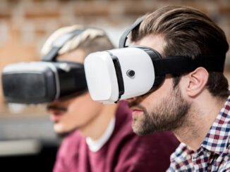 Männer mit Virtual-Reality-Brille
